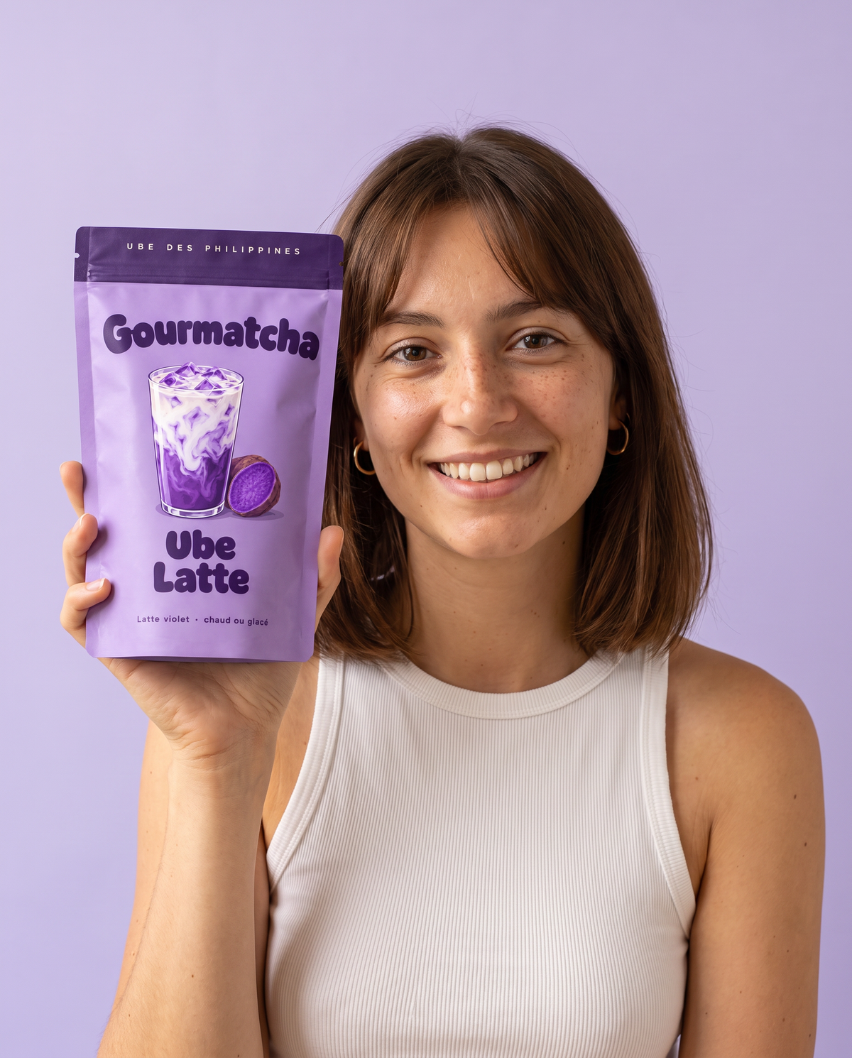 Une jeune femme tient le sachet Ube Latte
