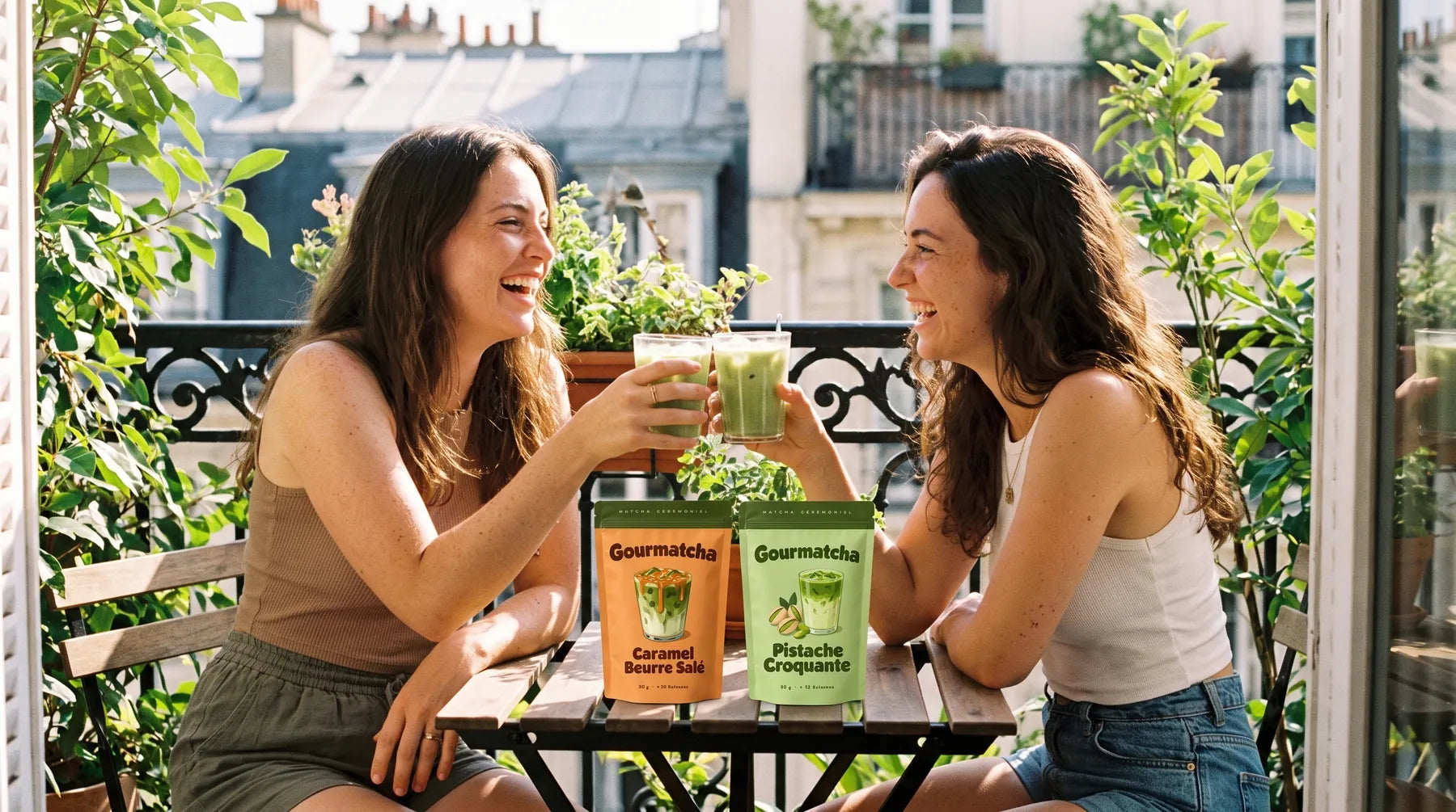 Deux amies trinquent avec des iced matcha lattes Gourmatcha