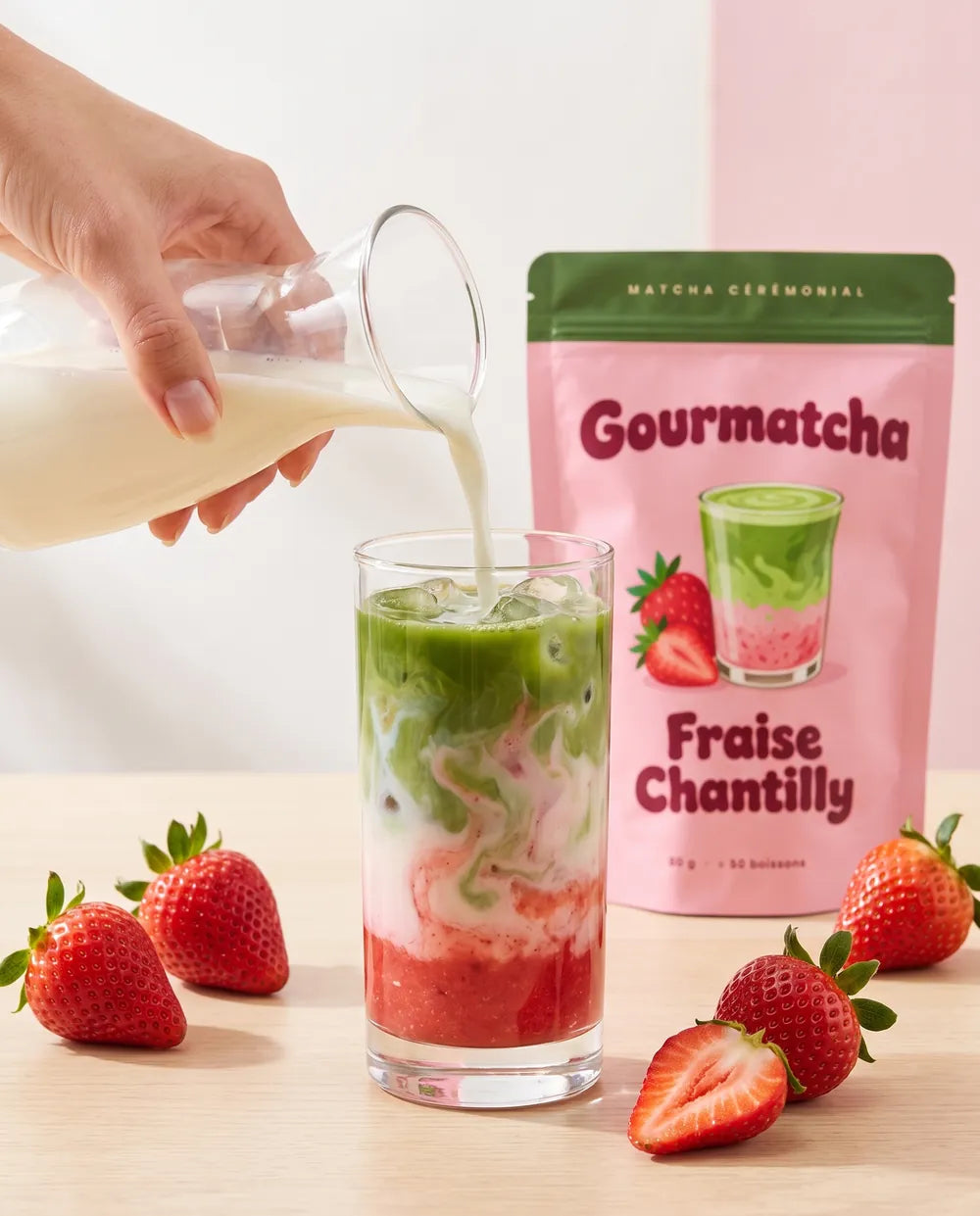 Lait versé dans un iced matcha fraise