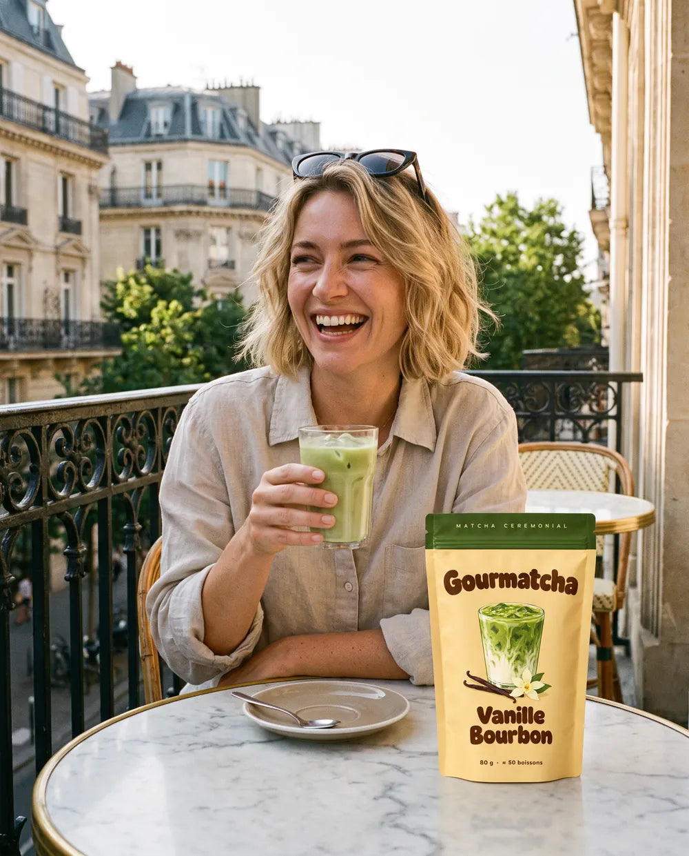 Une femme rit en terrasse avec un matcha vanille
